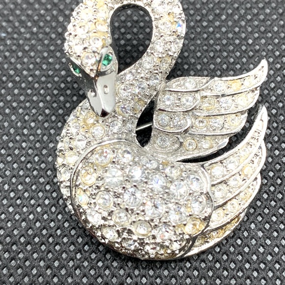 Sparkling Swan - Vintage Rhinestone Swan Pin/ Brooch Emerald Rhinestone eyes - Picture 2 of 3